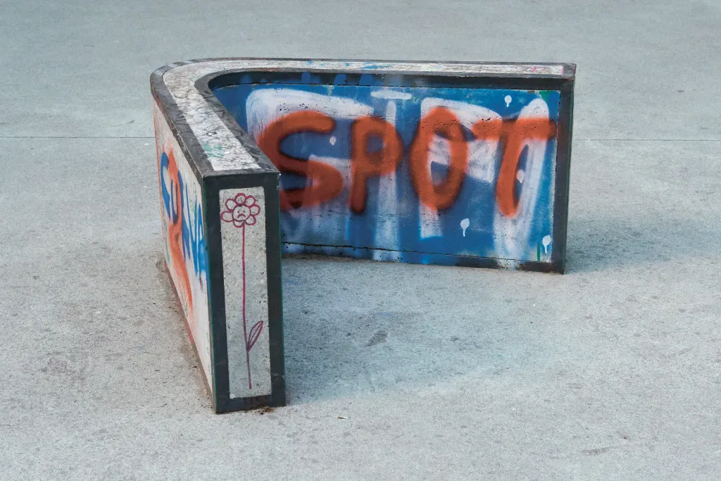 Fabio Cipolla, "Spot - modulo 2", cemento armato 2025 - foto Alberto Della Beffa