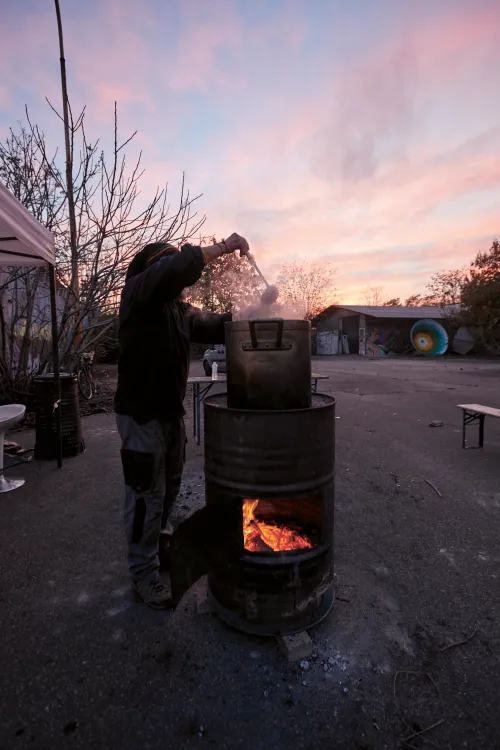 Carmine prepara il vin brulé. - foto Federico Casella