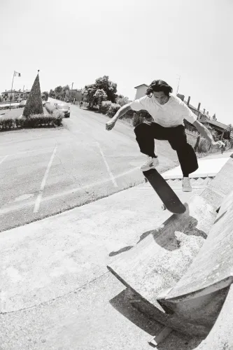 Agus Aquila, Kickflip Bs Noseslide, foto Federico Casella