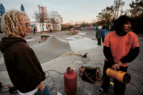 Icaro e Angelino cercano di scaldare se stessi e il getto - foto Federico Casella