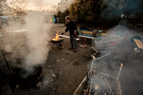 Carmine prepara i fuochi per scaldare la crew - foto Federico Casella