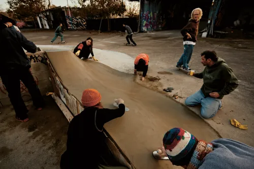 Le mani vanno ed i getti vengono lisciati - foto Federico Casella