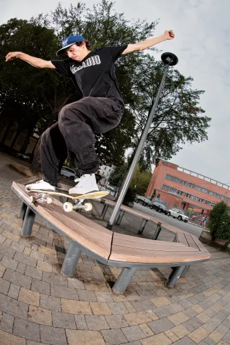 Davanti all’Istituto Fogazzaro c’è un ledge esagonale che è tanto particolare quanto infame. - Filippo Coin, Bs Nosegrind Revert, foto Ramon Zuliani